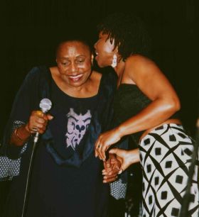 Com Miriam Makeba em Maputo, no ano de 2002 (Photo by ps)